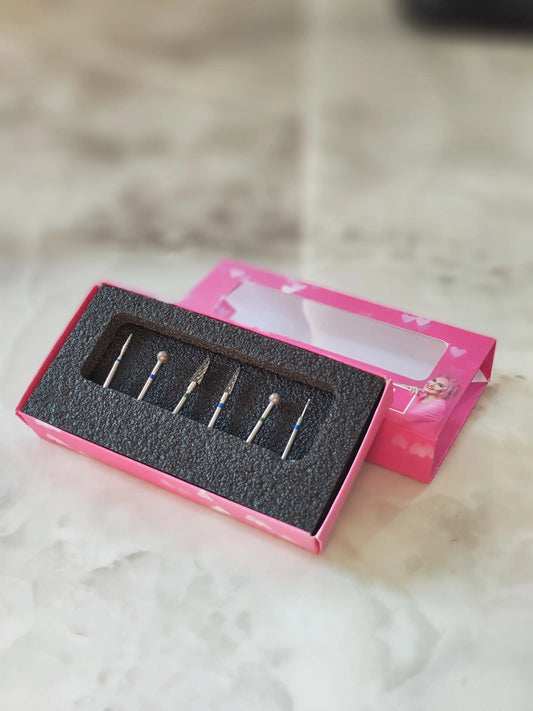 Kit de 6 embouts pour ponceuse à ongles présenté dans une boîte rose avec mousse de protection, idéal pour la manucure professionnelle.