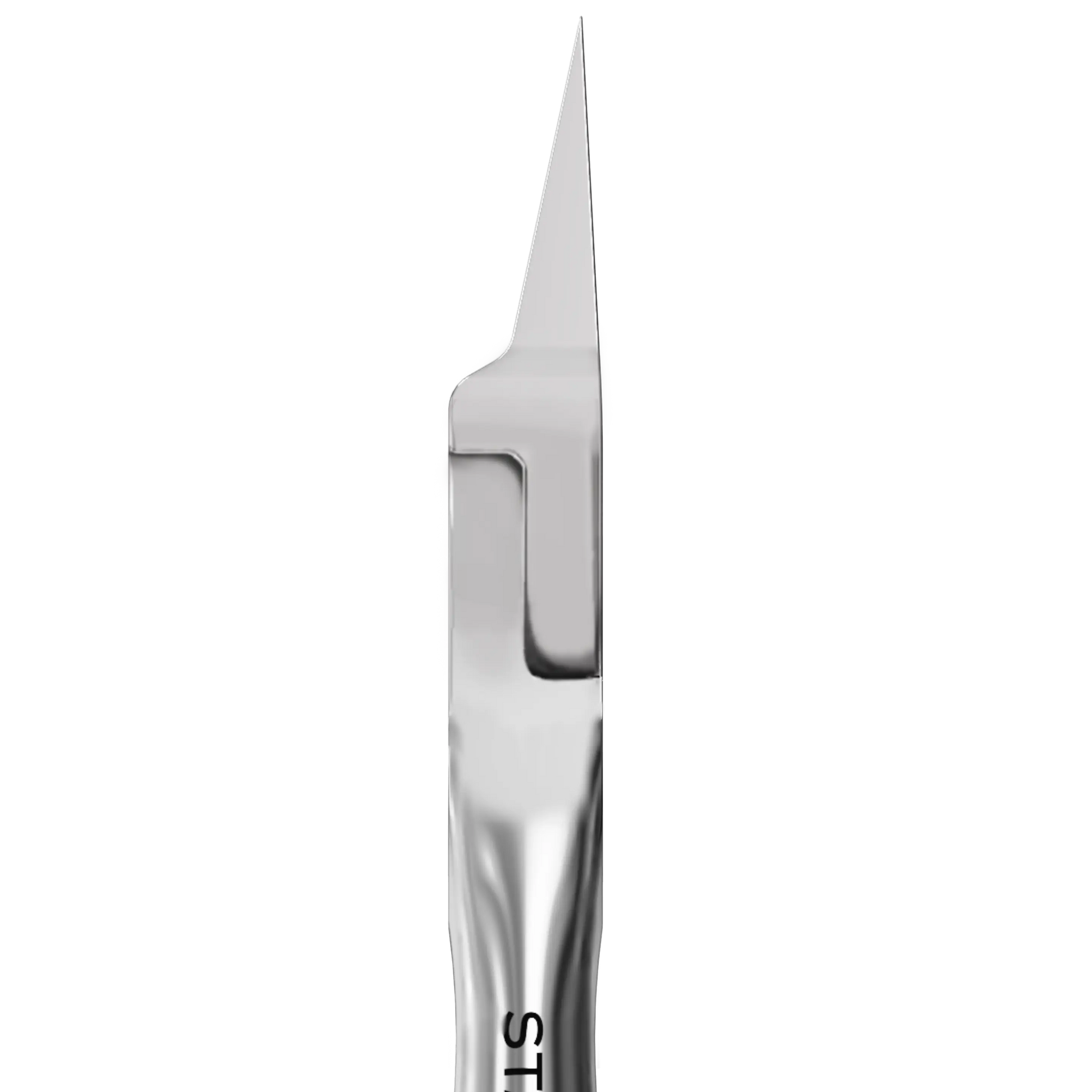 Gros plan sur la partie coupante effilée de la pince coupe-ongles incarnés STALEKS Expert NE-61-16.