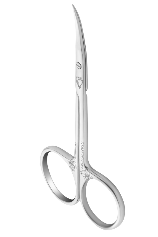 Ciseaux à cuticules Staleks SX-22/1M vue trois quarts, gravure Magnolia et lames courbées, finition miroir.