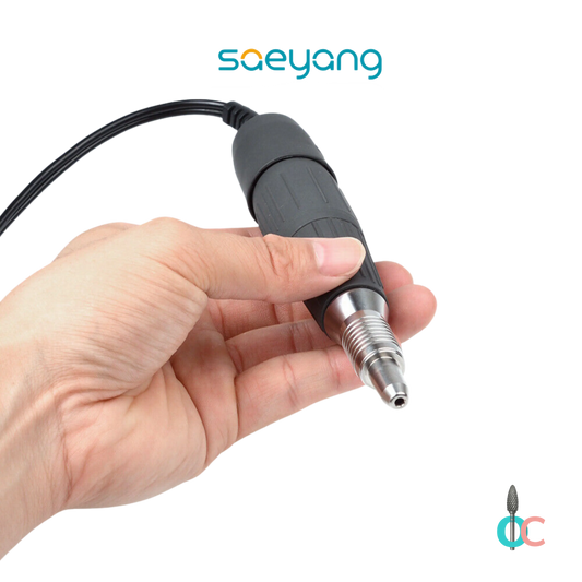 Main tenant la pièce à main noire Saeyang K35 pour montrer sa prise en main et son format ergonomique.