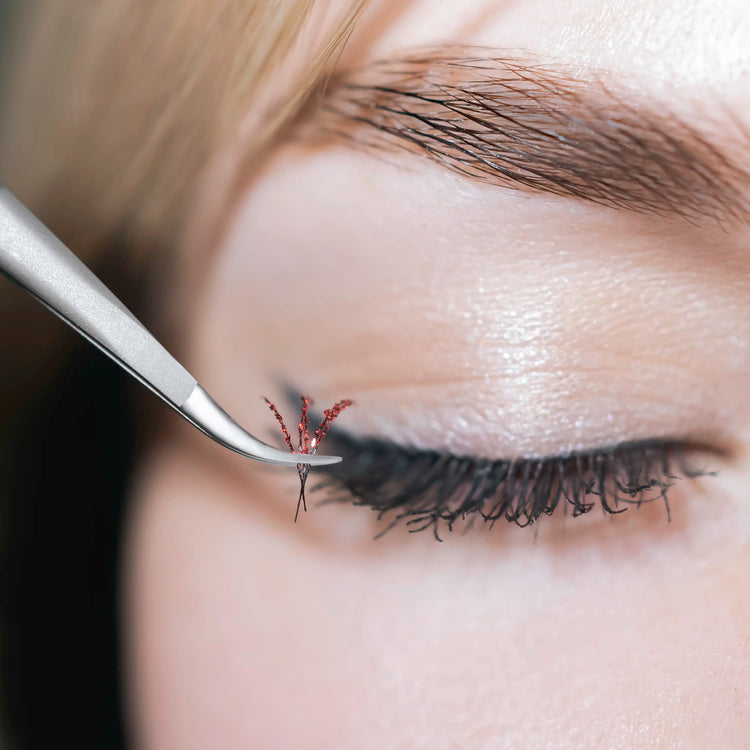 Pince Staleks professionnelle plaçant des extensions de cils sur un œil fermé, outil de précision pour la pose cil à cil et volume russe.