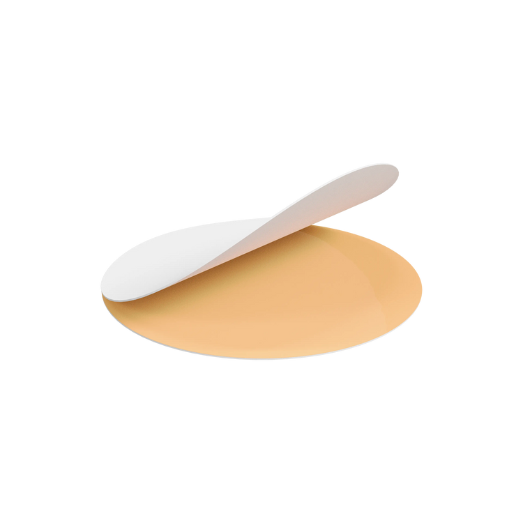 Einweg-Schleifscheibe für Pediküre-Nagelfräser-Aufsatz (Pododisc). Die weiße Schutzfolie ist teilweise abgehoben, um das selbstklebende System der beigen Scheibe zu veranschaulichen.
