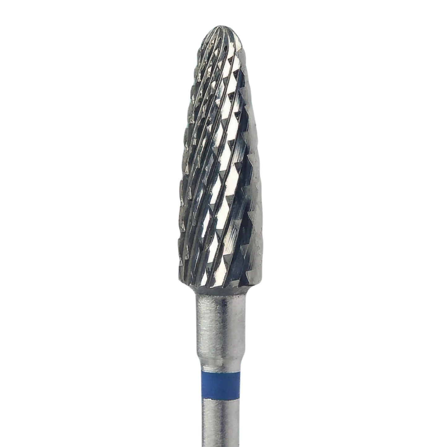 Gros plan détaillé de la tête d'une fraise de ponceuse à ongles en carbure de tungstène, montrant les dentelures croisées et l'extrémité effilée avec un anneau bleu sur la tige.