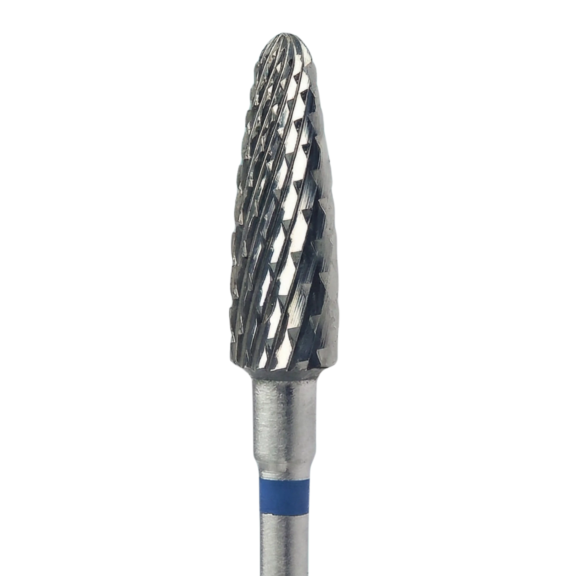 Gros plan détaillé de la tête d'une fraise de ponceuse à ongles en carbure de tungstène, montrant les dentelures croisées et l'extrémité effilée avec un anneau bleu sur la tige.