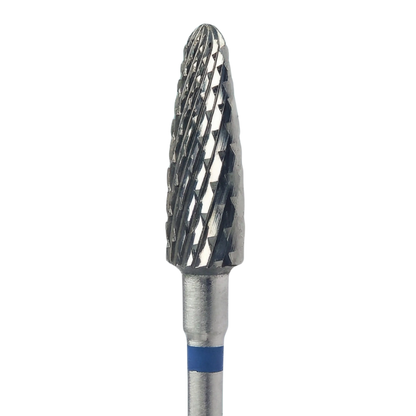 Gros plan détaillé de la tête d'une fraise de ponceuse à ongles en carbure de tungstène, montrant les dentelures croisées et l'extrémité effilée avec un anneau bleu sur la tige.