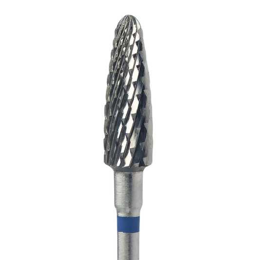 Gros plan détaillé de la tête d'une fraise de ponceuse à ongles en carbure de tungstène, montrant les dentelures croisées et l'extrémité effilée avec un anneau bleu sur la tige.