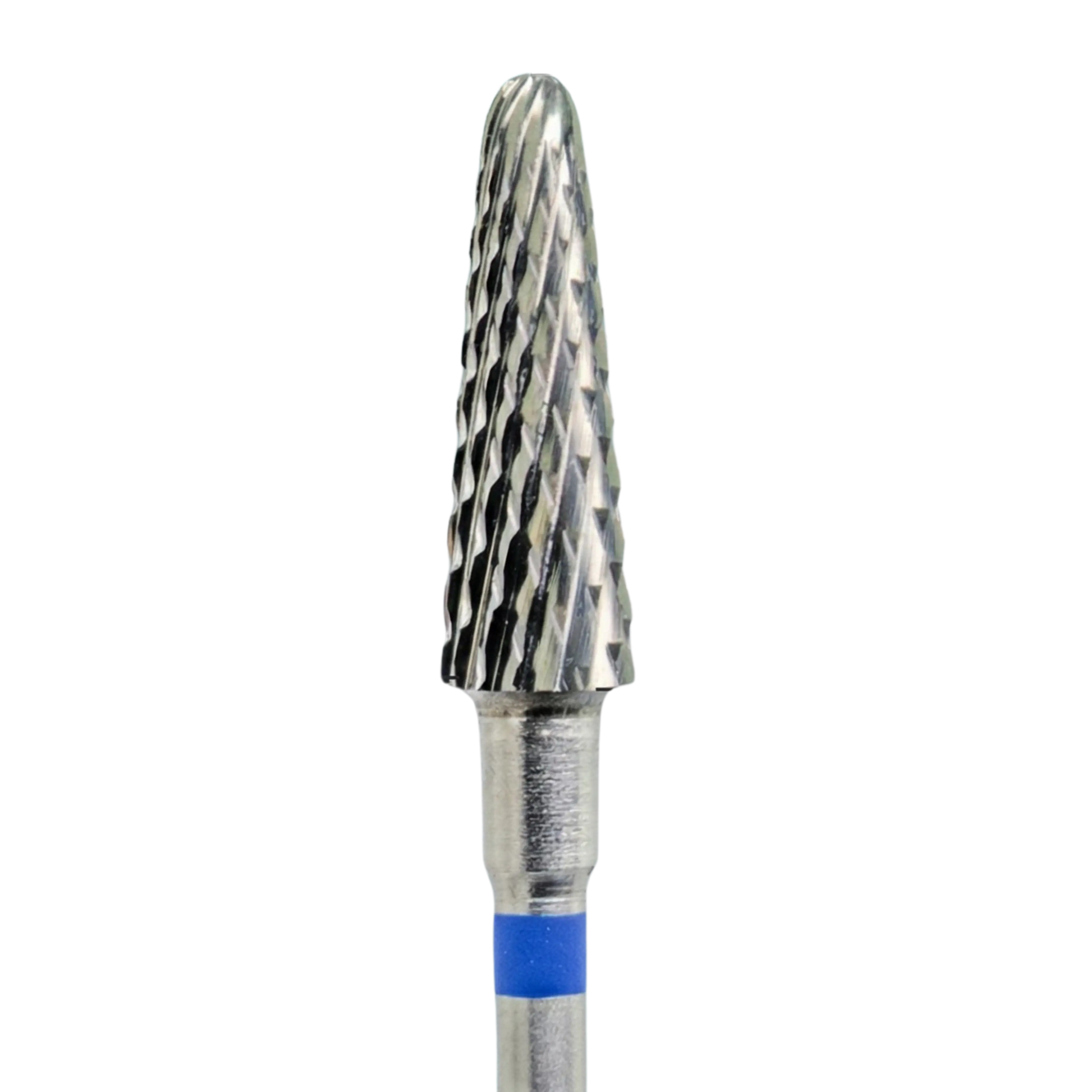 Gros plan détaillé de la tête d'une fraise de ponceuse à ongles en carbure, mettant en évidence sa forme conique, ses dentures croisées et l'anneau bleu situé sur la base.