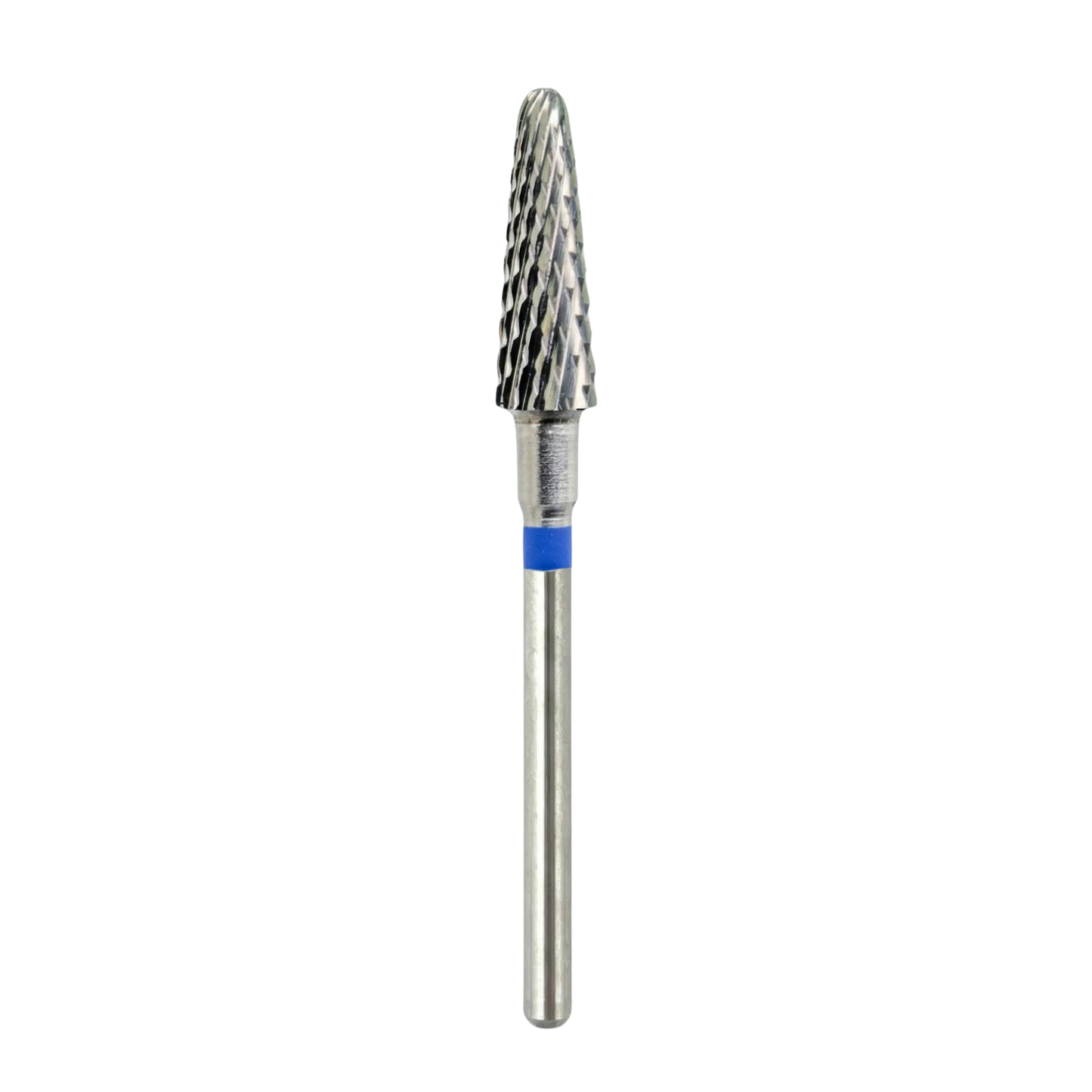 Vue d'ensemble d'un embout de ponceuse à ongles en carbure, de forme conique avec sa longue tige métallique et un anneau bleu indiquant un grain moyen, présenté sur fond blanc.