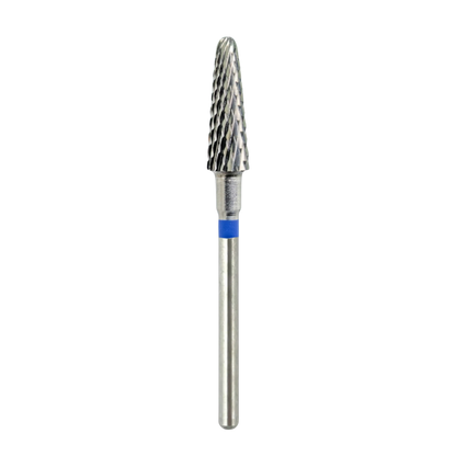 Vue d'ensemble d'un embout de ponceuse à ongles en carbure, de forme conique avec sa longue tige métallique et un anneau bleu indiquant un grain moyen, présenté sur fond blanc.