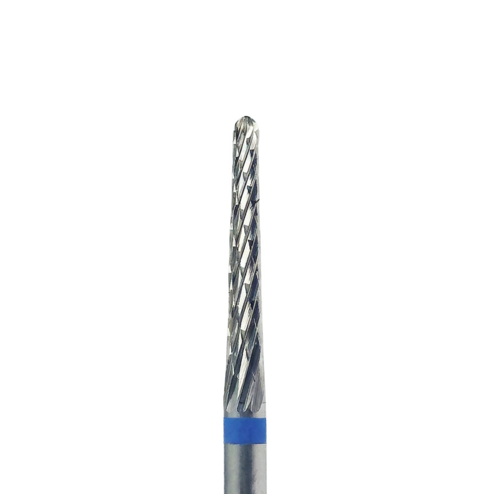Gros plan sur la tête striée d'un embout de ponceuse en carbure de forme conique, avec une bague bleue à sa base indiquant un grain moyen