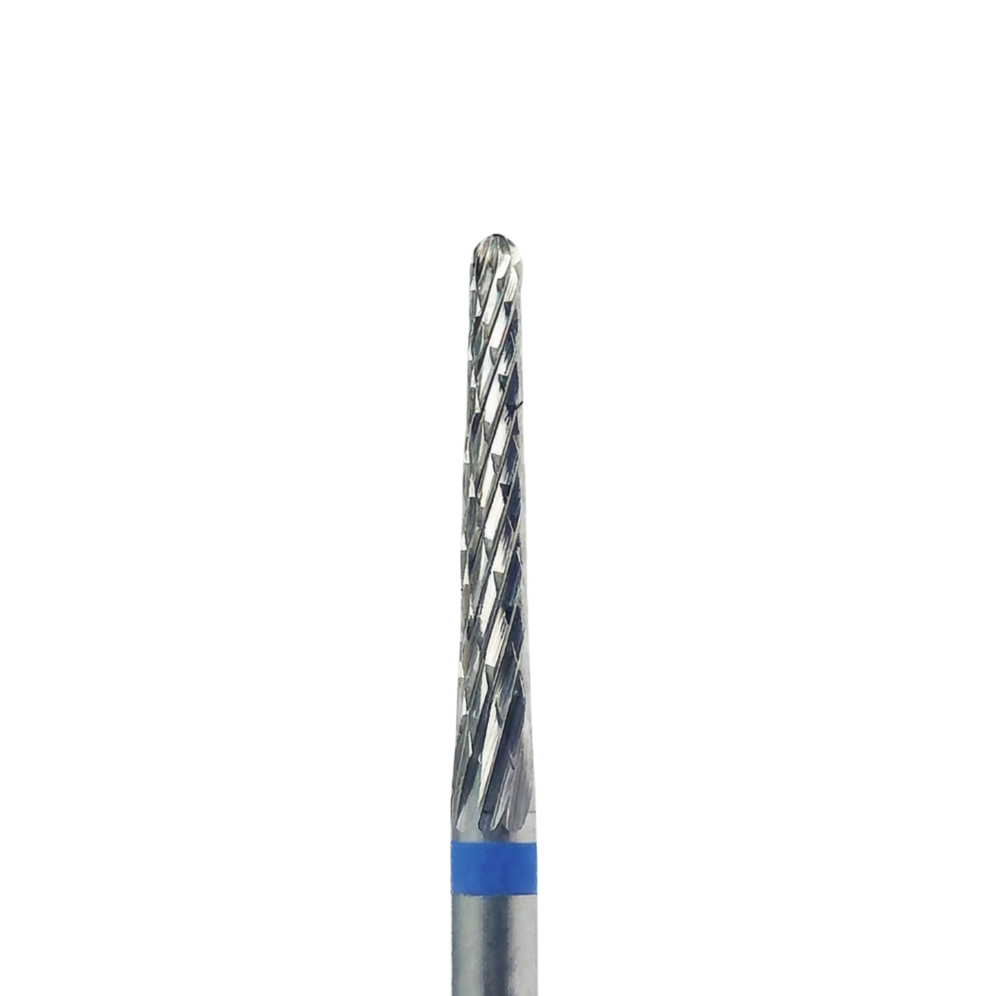 Gros plan sur la tête striée d'un embout de ponceuse en carbure de forme conique, avec une bague bleue à sa base indiquant un grain moyen