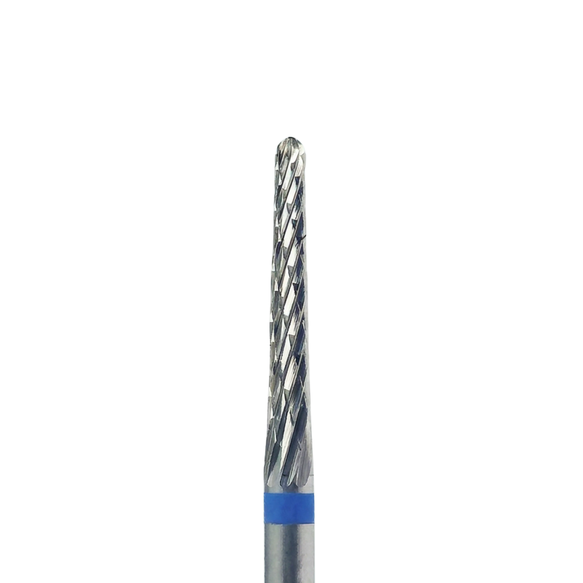 Gros plan sur la tête striée d'un embout de ponceuse en carbure de forme conique, avec une bague bleue à sa base indiquant un grain moyen