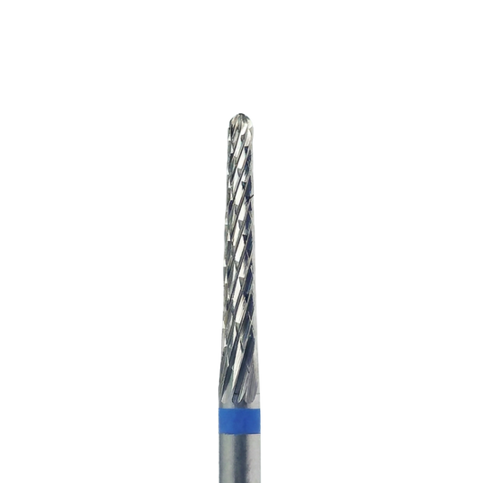Gros plan sur la tête striée d'un embout de ponceuse en carbure de forme conique, avec une bague bleue à sa base indiquant un grain moyen