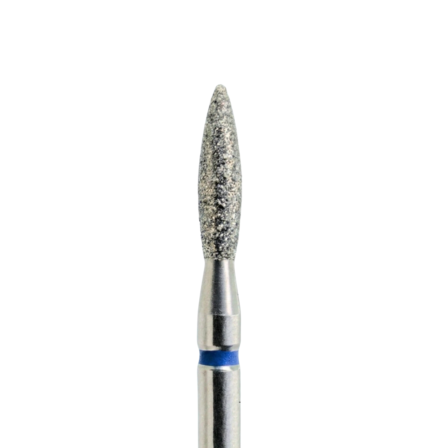 Gros plan sur la tête d'un embout de ponceuse à ongles en diamant de forme « flamme ». On y voit le grain abrasif en détail et une bague bleue située à la base de la partie active.