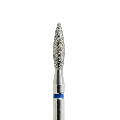 Gros plan sur la tête d'un embout de ponceuse à ongles en diamant de forme « flamme ». On y voit le grain abrasif en détail et une bague bleue située à la base de la partie active.