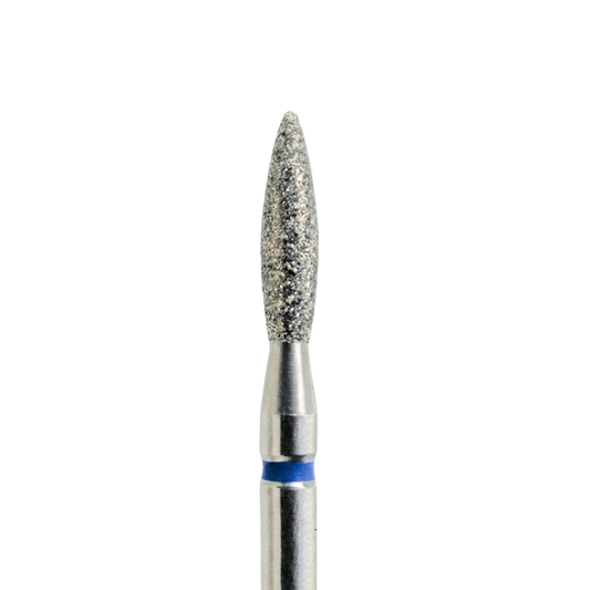 Gros plan sur la tête d'un embout de ponceuse à ongles en diamant de forme « flamme ». On y voit le grain abrasif en détail et une bague bleue située à la base de la partie active.