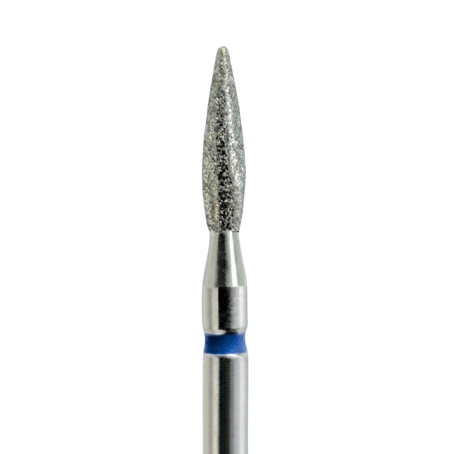 Gros plan sur la tête d'un embout de ponceuse à ongles en forme de flamme. La partie supérieure est recouverte de grains de diamant abrasifs et comporte une bague bleue à sa base