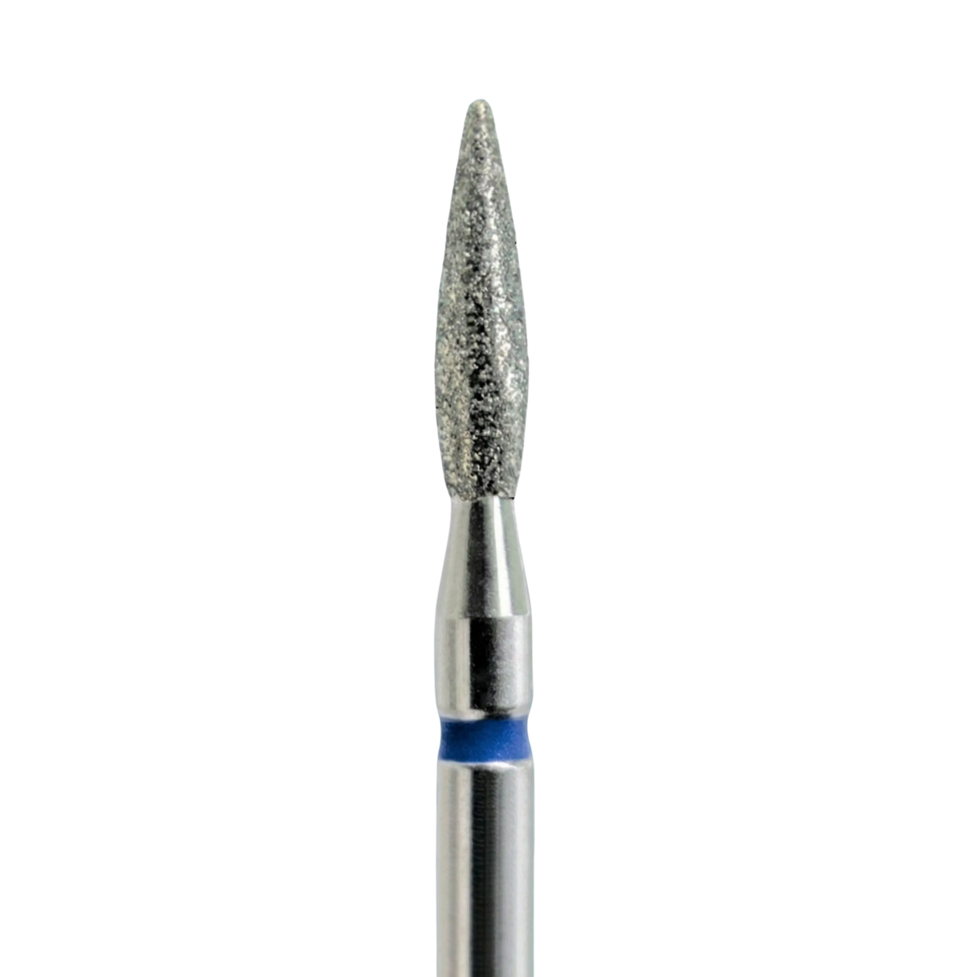 Gros plan sur la tête d'un embout de ponceuse à ongles en forme de flamme. La partie supérieure est recouverte de grains de diamant abrasifs et comporte une bague bleue à sa base