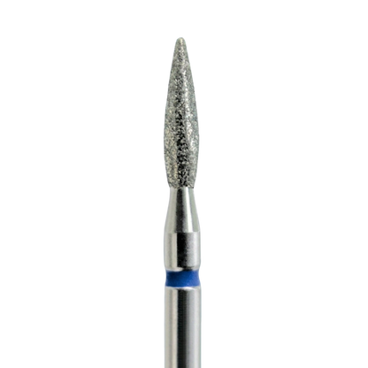 Gros plan sur la tête d'un embout de ponceuse à ongles en forme de flamme. La partie supérieure est recouverte de grains de diamant abrasifs et comporte une bague bleue à sa base