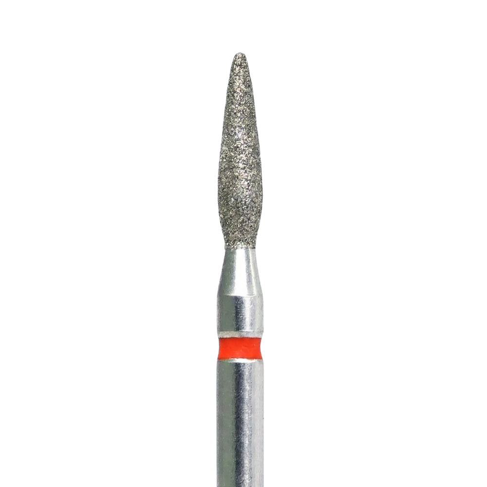 Gros plan de la tête d'un embout de ponceuse à ongles en diamant en forme de flamme. Une bague rouge à la base de la partie abrasive indique qu'il s'agit d'un grain fin.
