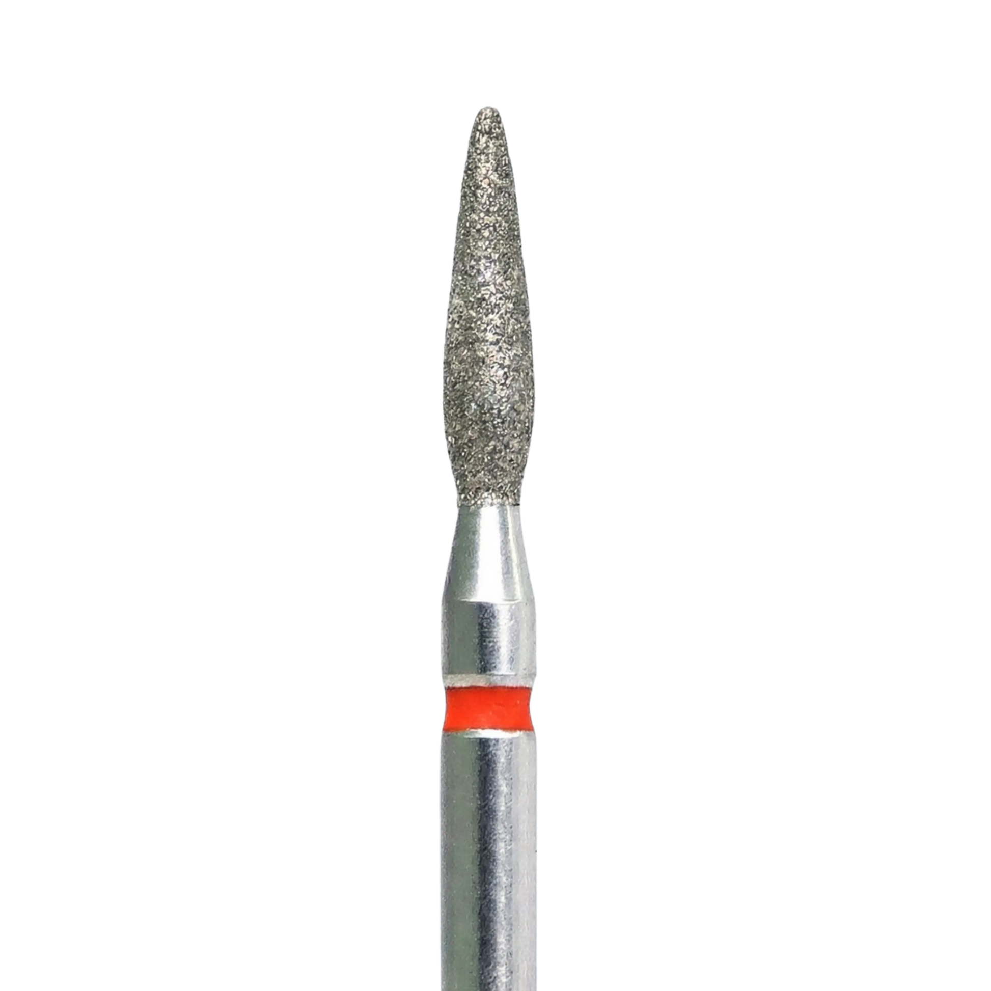 Gros plan de la tête d'un embout de ponceuse à ongles en diamant en forme de flamme. Une bague rouge à la base de la partie abrasive indique qu'il s'agit d'un grain fin.