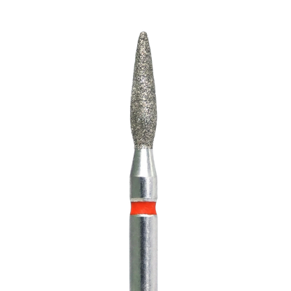 Gros plan de la tête d'un embout de ponceuse à ongles en diamant en forme de flamme. Une bague rouge à la base de la partie abrasive indique qu'il s'agit d'un grain fin.