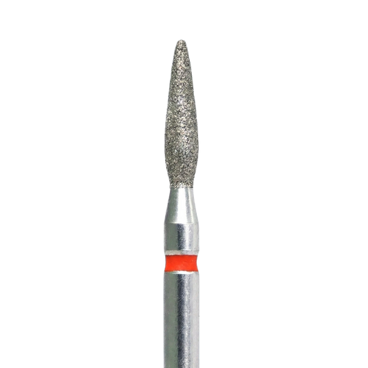 Gros plan de la tête d'un embout de ponceuse à ongles en diamant en forme de flamme. Une bague rouge à la base de la partie abrasive indique qu'il s'agit d'un grain fin.