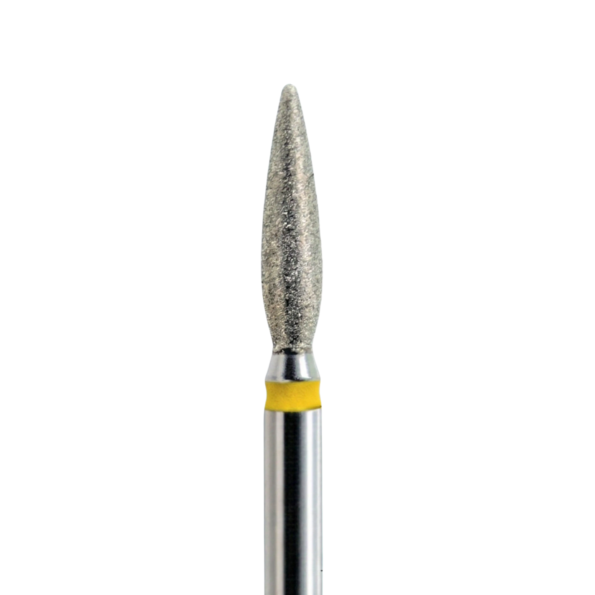 Une photo en gros plan, isolée d'un embout de fraise à ongle en métal. La tête abrasive est conique et argentée, avec un anneau de code couleur jaune en dessous. La tige est en métal brillant.