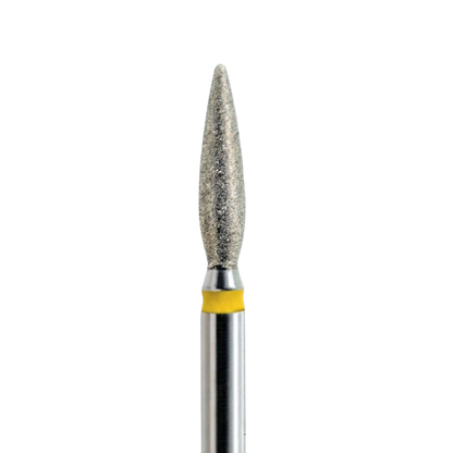 Une photo en gros plan, isolée d'un embout de fraise à ongle en métal. La tête abrasive est conique et argentée, avec un anneau de code couleur jaune en dessous. La tige est en métal brillant.