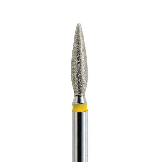 Une photo en gros plan, isolée d'un embout de fraise à ongle en métal. La tête abrasive est conique et argentée, avec un anneau de code couleur jaune en dessous. La tige est en métal brillant.