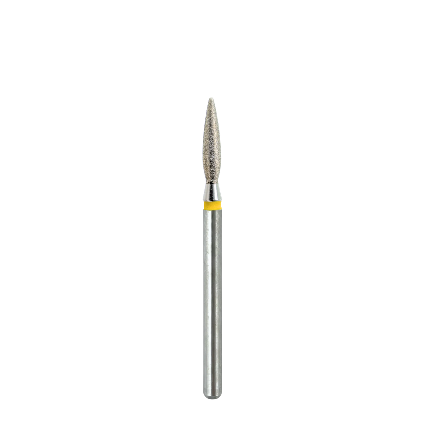 Une vue isolée et nette d'un embout de fraise à ongle professionnel en métal. La partie active est un cône pointu abrasif argenté, avec un anneau de repère jaune vif en dessous. Le manche est en métal lisse et poli.