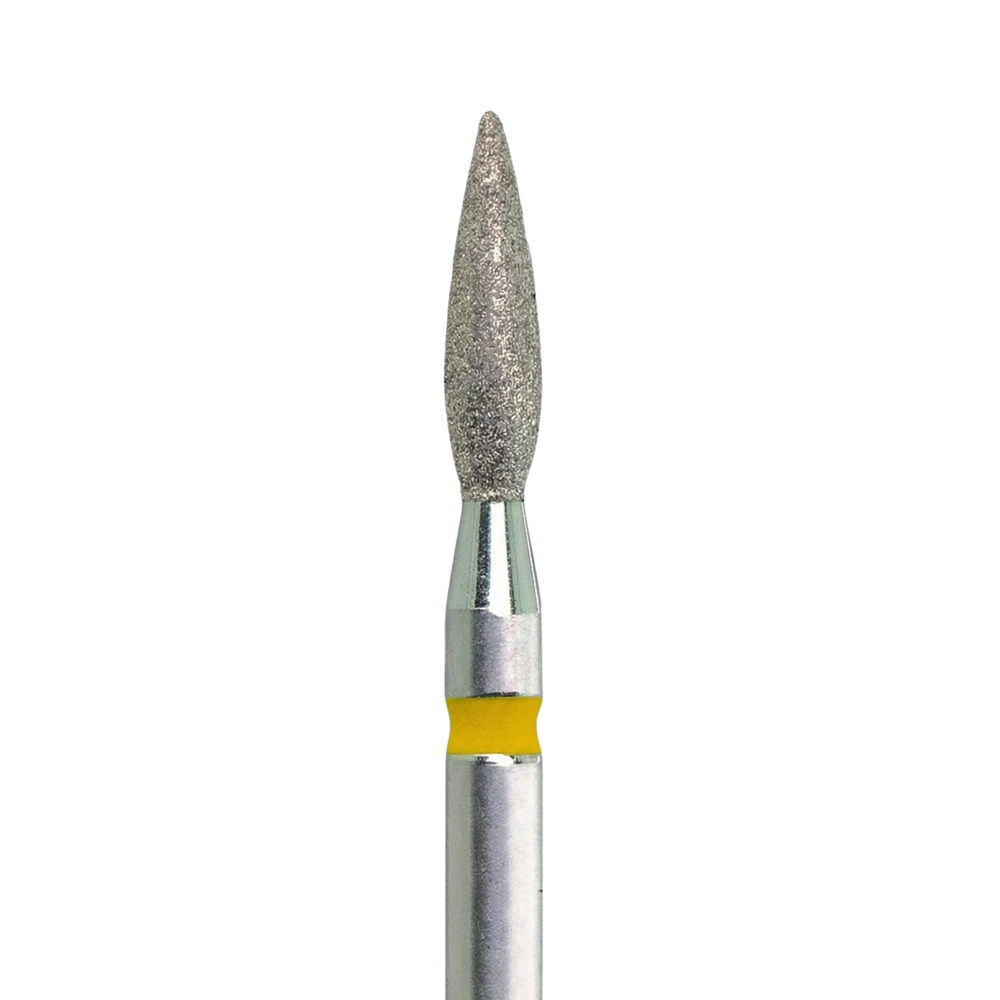 Gros plan sur la tête en forme de flamme d'un embout de ponceuse à ongles en diamant, montrant la texture abrasive du grain et une bague jaune sur la tige métallique.