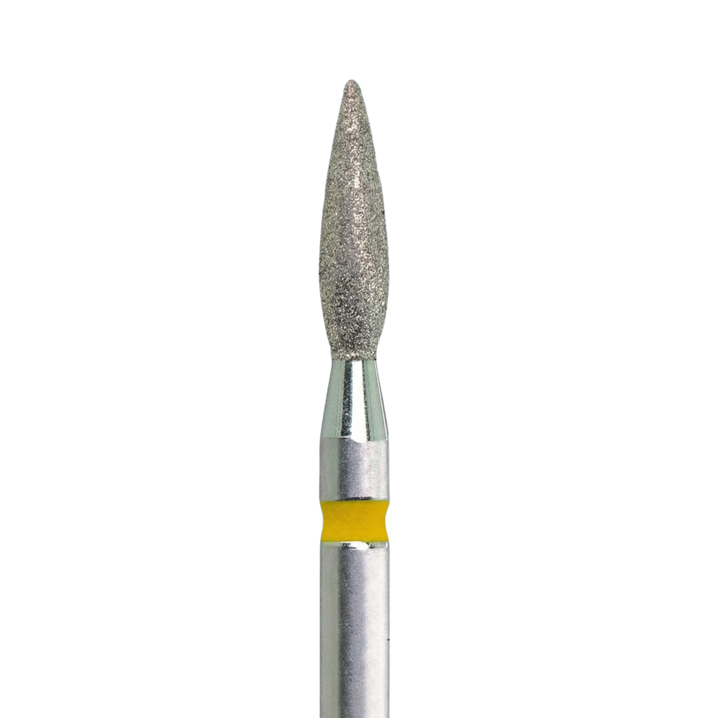 Gros plan sur la tête en forme de flamme d'un embout de ponceuse à ongles en diamant, montrant la texture abrasive du grain et une bague jaune sur la tige métallique.