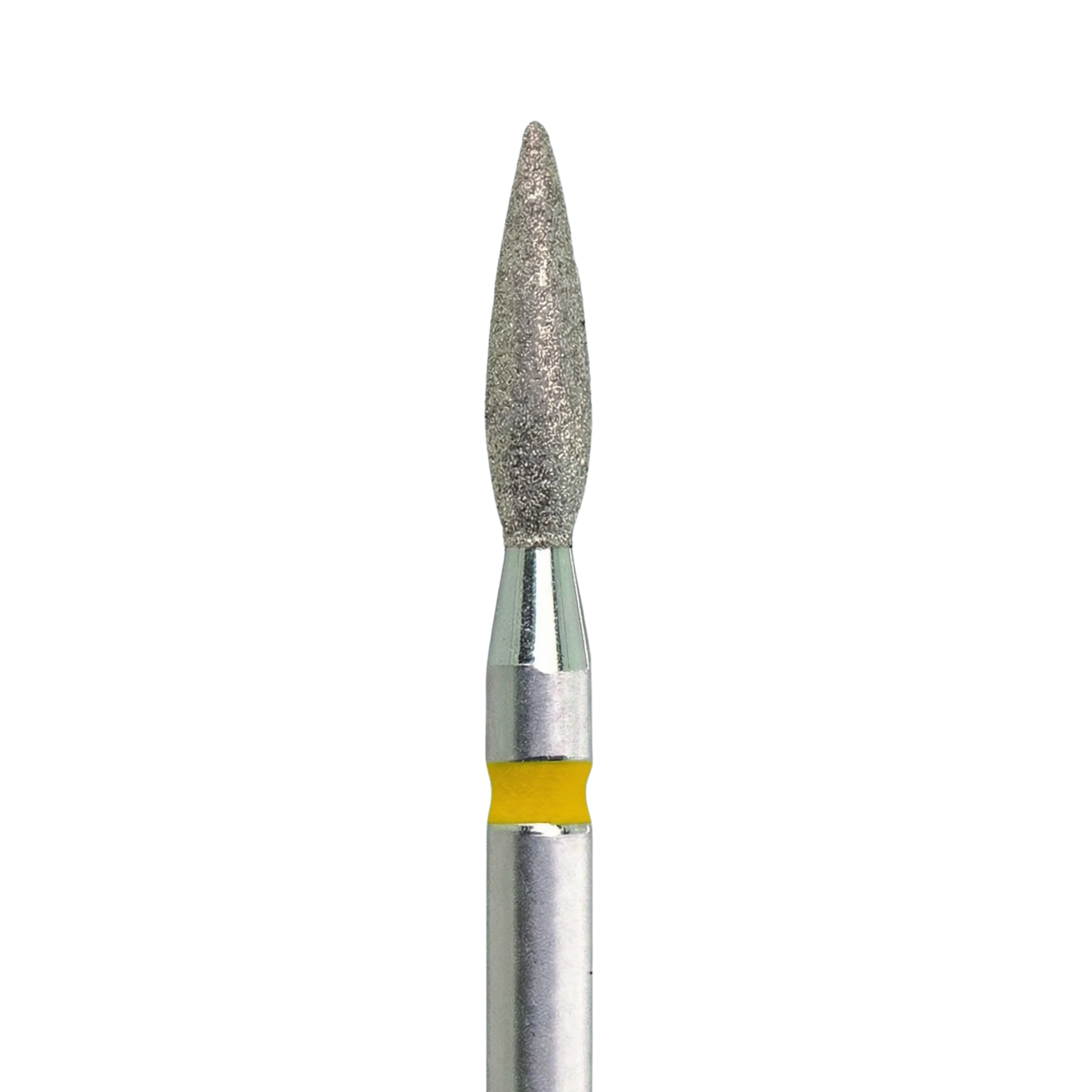 Gros plan sur la tête en forme de flamme d'un embout de ponceuse à ongles en diamant, montrant la texture abrasive du grain et une bague jaune sur la tige métallique.