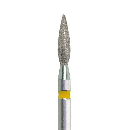 Gros plan sur la tête en forme de flamme d'un embout de ponceuse à ongles en diamant, montrant la texture abrasive du grain et une bague jaune sur la tige métallique.
