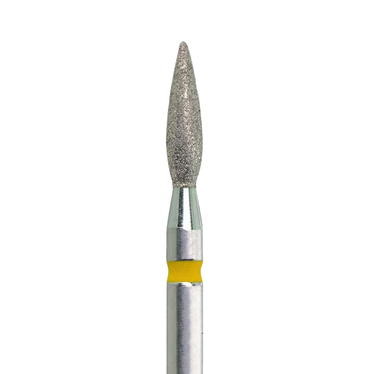 Gros plan sur la tête en forme de flamme d'un embout de ponceuse à ongles en diamant, montrant la texture abrasive du grain et une bague jaune sur la tige métallique.