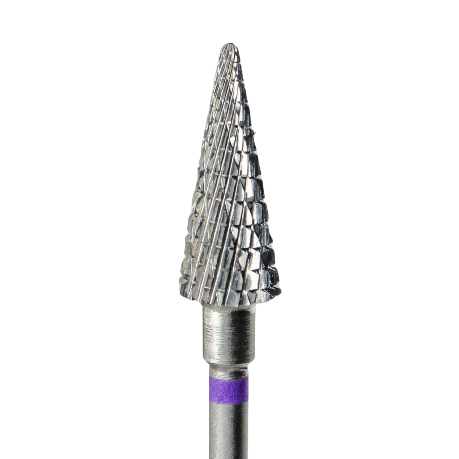Gros plan de la partie active d'un embout de ponceuse à ongles en carbure, de forme conique avec une texture à denture croisée. Une fine bague violette est visible à la base de l'embout.