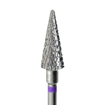 Gros plan de la partie active d'un embout de ponceuse à ongles en carbure, de forme conique avec une texture à denture croisée. Une fine bague violette est visible à la base de l'embout.