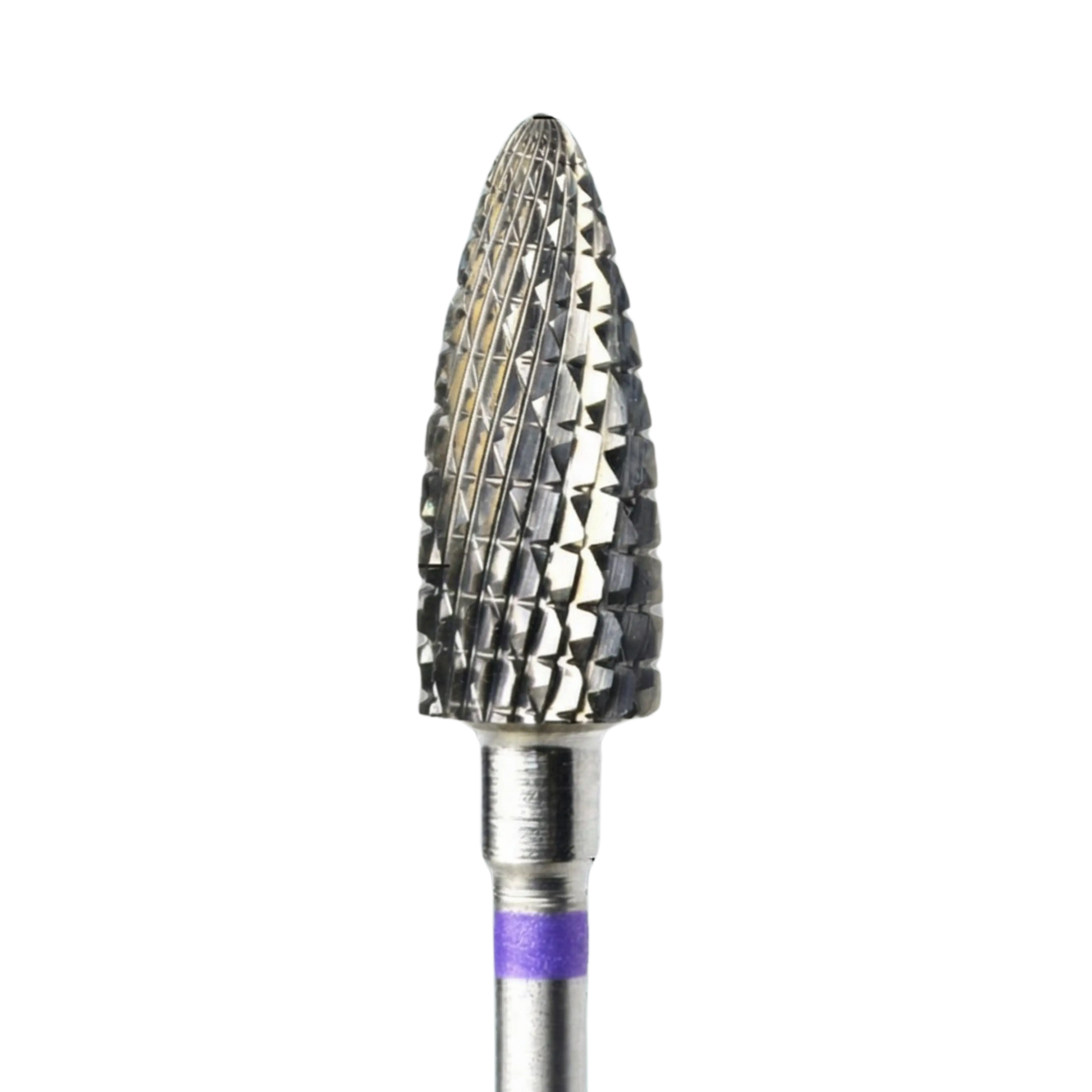 Gros plan détaillé de la tête d'une fraise de ponceuse à ongles en carbure, mettant en valeur sa forme "maïs", ses dentures croisées spécifiques et l'anneau violet situé sur la base de la tige.