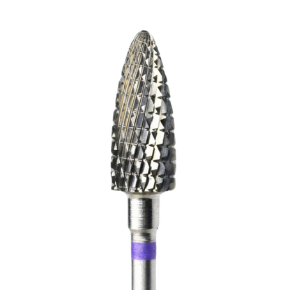 Gros plan détaillé de la tête d'une fraise de ponceuse à ongles en carbure, mettant en valeur sa forme "maïs", ses dentures croisées spécifiques et l'anneau violet situé sur la base de la tige.