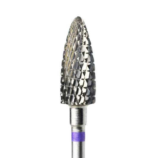 Gros plan détaillé de la tête d'une fraise de ponceuse à ongles en carbure, mettant en valeur sa forme "maïs", ses dentures croisées spécifiques et l'anneau violet situé sur la base de la tige.