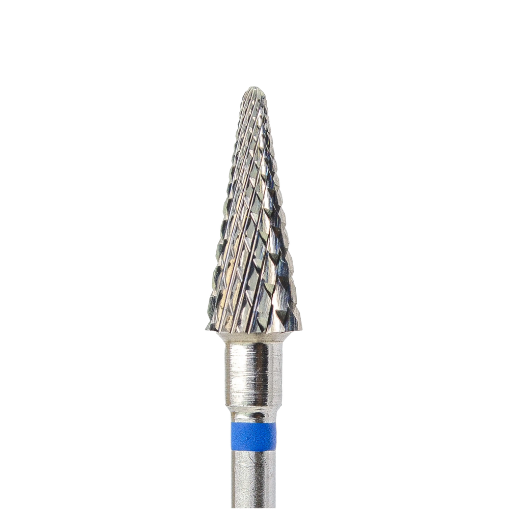 Gros plan sur la tête dentelée en forme de cône d'un embout de ponceuse à ongles en carbure. Un anneau bleu est visible à la base de la partie active.