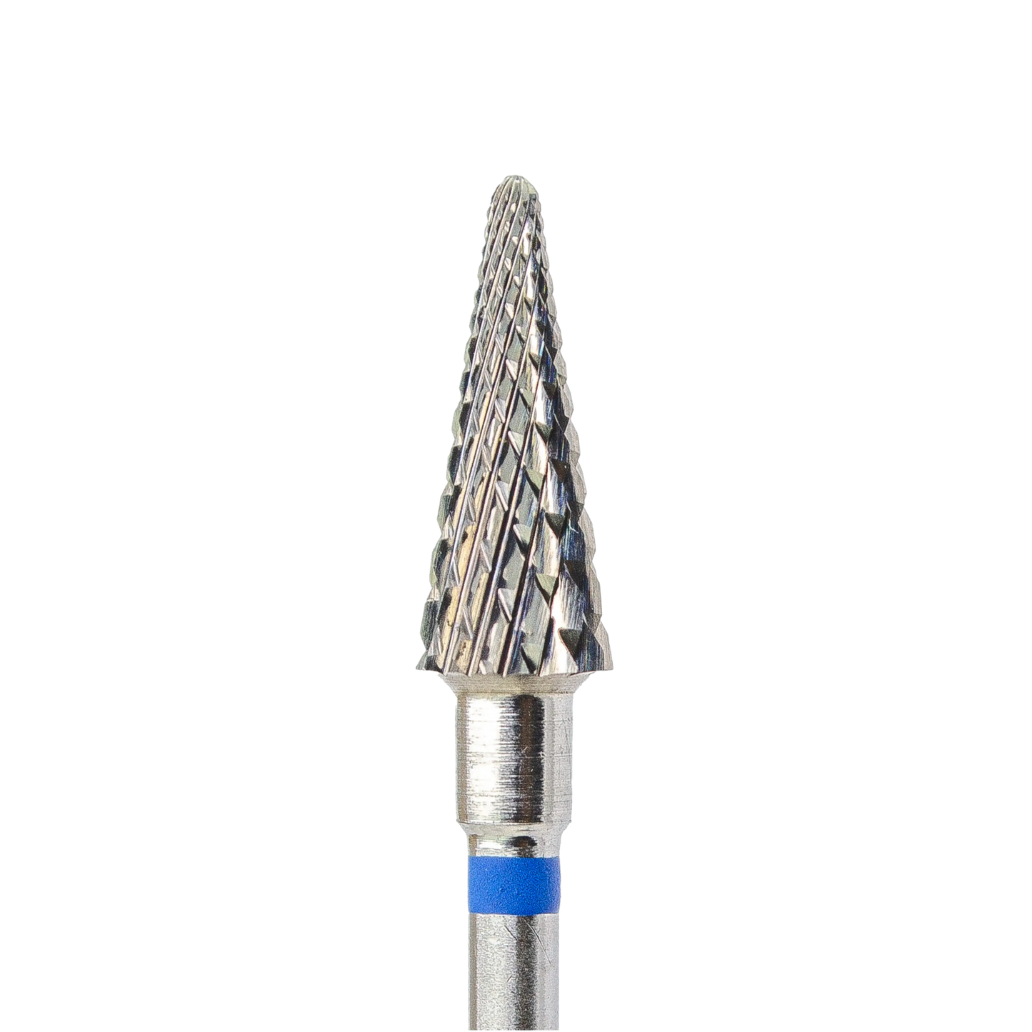 Gros plan sur la tête dentelée en forme de cône d'un embout de ponceuse à ongles en carbure. Un anneau bleu est visible à la base de la partie active.