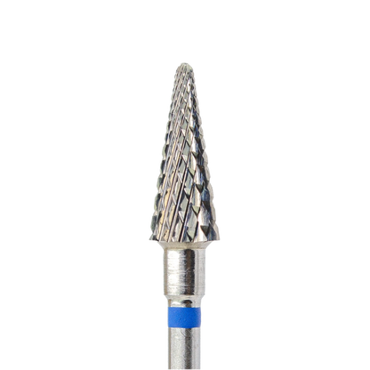 Gros plan sur la tête dentelée en forme de cône d'un embout de ponceuse à ongles en carbure. Un anneau bleu est visible à la base de la partie active.