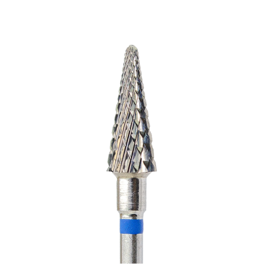 Gros plan sur la tête dentelée en forme de cône d'un embout de ponceuse à ongles en carbure. Un anneau bleu est visible à la base de la partie active.