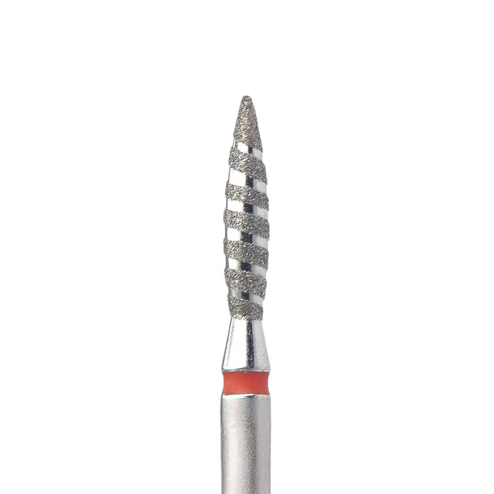 Gros plan sur la partie active d'un embout de ponceuse à ongles. Il s'agit d'un embout diamanté en forme de flamme striée de rainures en spirale lisses (effet tornade). Une bague rouge est visible à sa base.