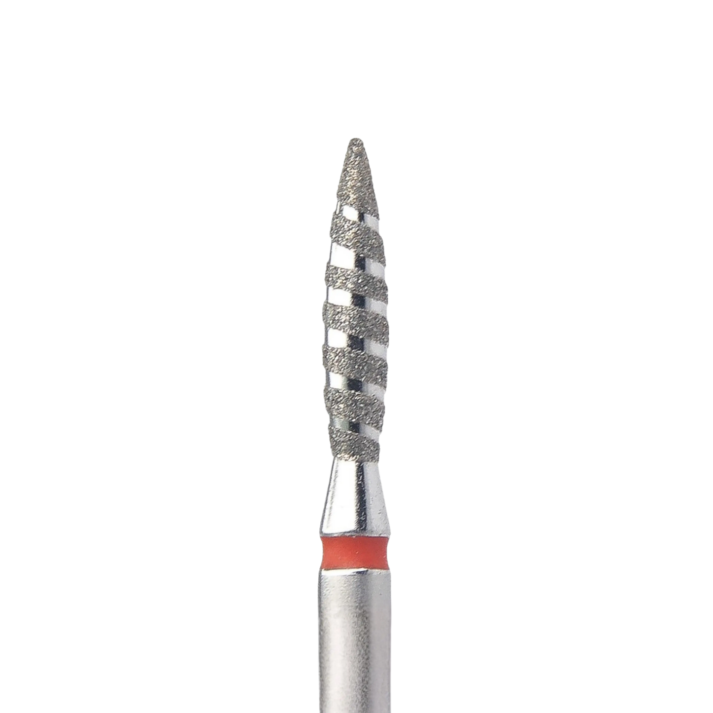 Gros plan sur la partie active d'un embout de ponceuse à ongles. Il s'agit d'un embout diamanté en forme de flamme striée de rainures en spirale lisses (effet tornade). Une bague rouge est visible à sa base.