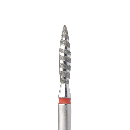 Gros plan sur la partie active d'un embout de ponceuse à ongles. Il s'agit d'un embout diamanté en forme de flamme striée de rainures en spirale lisses (effet tornade). Une bague rouge est visible à sa base.