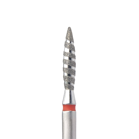 Gros plan sur la partie active d'un embout de ponceuse à ongles. Il s'agit d'un embout diamanté en forme de flamme striée de rainures en spirale lisses (effet tornade). Une bague rouge est visible à sa base.