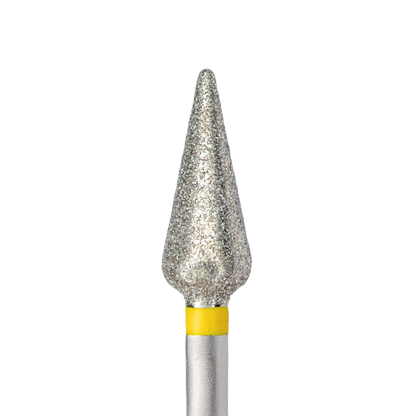Gros plan de la partie active d'un embout de ponceuse à ongles en diamant. La tête abrasive est de forme conique ou "tulipe", de couleur argentée, avec une bague jaune à sa base indiquant un grain très fin.